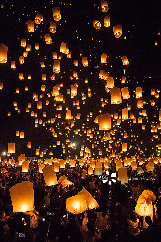 在泰国的Loy Krathong飘扬的灯笼图片素材