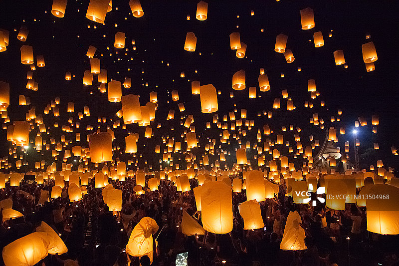 在泰国的Loy Krathong的空中灯笼图片素材