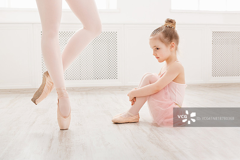 小女孩在看专业的芭蕾舞演员图片素材