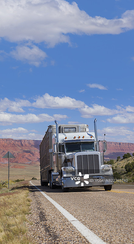 卡车在美国西南部行驶时，天空湛蓝图片素材
