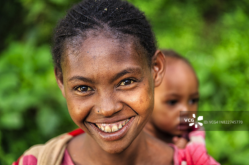 一个小女孩抱着她的弟弟，埃塞俄比亚，东非图片素材