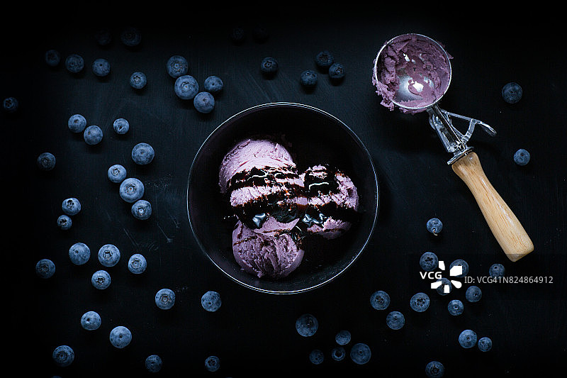 水果冰淇淋在一个黑色背景从俯视图图片素材