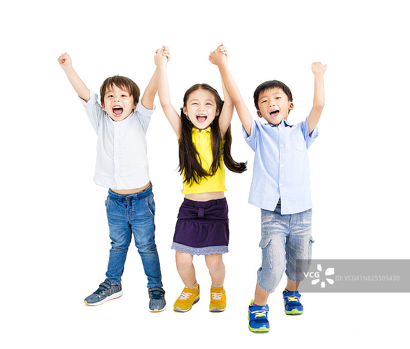 一群快乐微笑的孩子举起了手图片素材