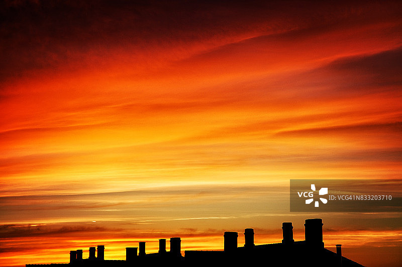 烟囱上的夕阳天空图片素材