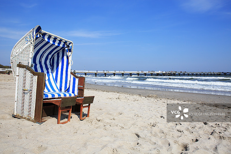 沙滩上的一把椅子(timmendendorfer Strand，石勒苏益格-荷尔斯泰因，德国)图片素材