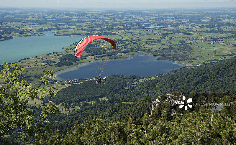在富森、福根瑟湖和班瓦尔兹湖附近的滑翔伞运动图片素材