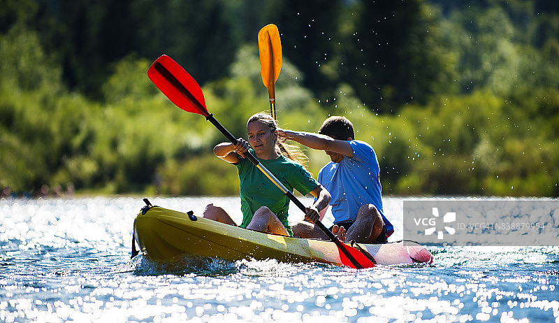 一对年轻夫妇在斯洛文尼亚的自然奇观中划桨图片素材