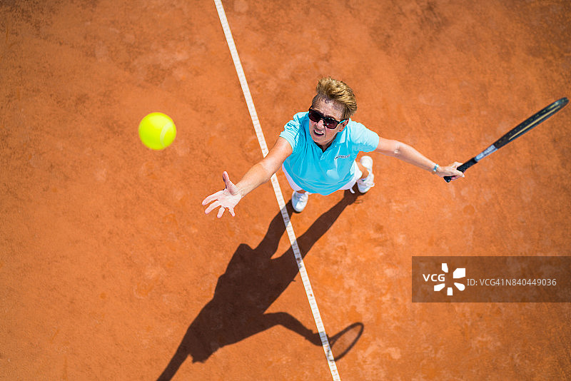 女子体育，网球服务从上面看图片素材