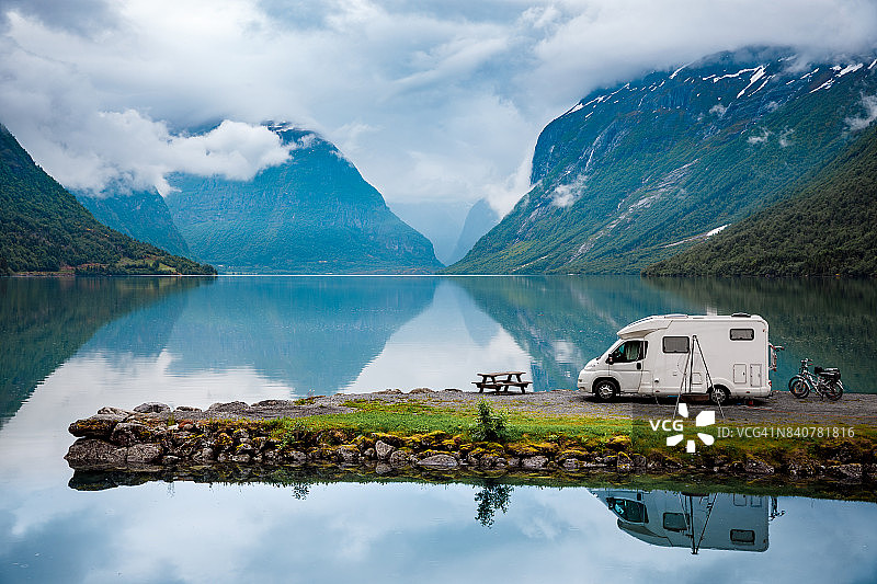 家庭度假旅行房车，度假旅行房车，房车度假。挪威美丽的自然景观。图片素材