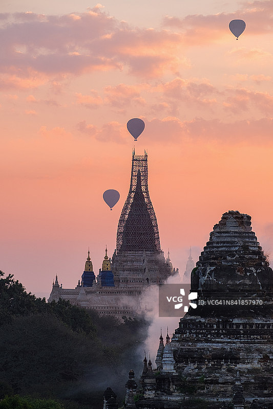 缅甸蒲甘清晨，热气球飞过阿难陀寺上空图片素材