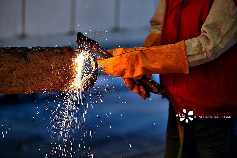 工业工人在工厂气体切割机切割钢近图片素材