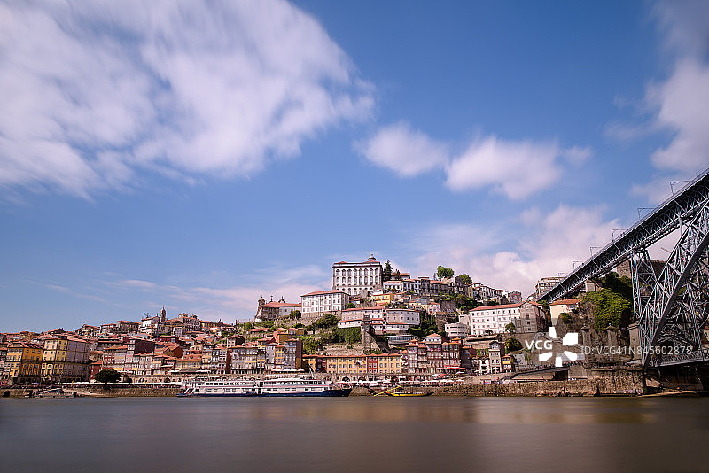 波尔图，葡萄牙盖亚新城的长时间曝光图片素材