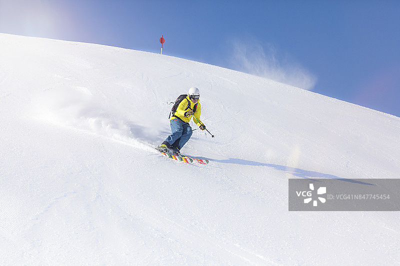 年轻人在深雪、粉末雪中滑雪。图片素材
