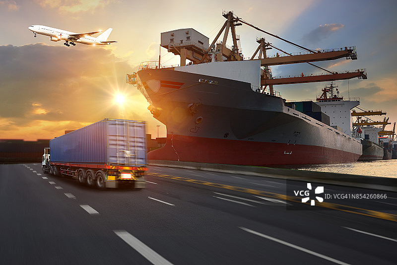 卡车在公路上运输集装箱到港口，运输集装箱货船和货运飞机图片素材