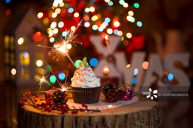 有圣诞树和彩灯的圣诞纸杯蛋糕图片素材