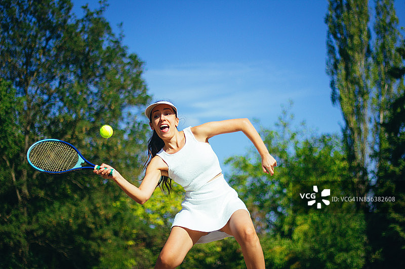 年轻女子在打网球图片素材