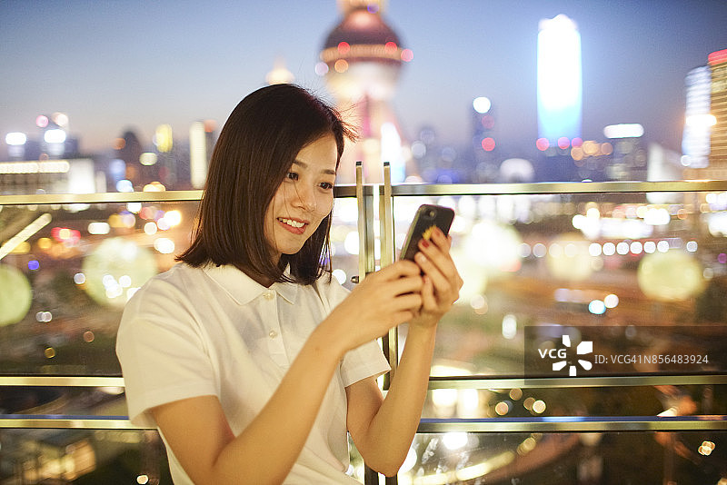 年轻的亚洲女孩在上海市中心自拍，图片素材