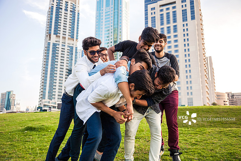 阿拉伯青年——一群在迪拜闲逛的中东男性朋友图片素材