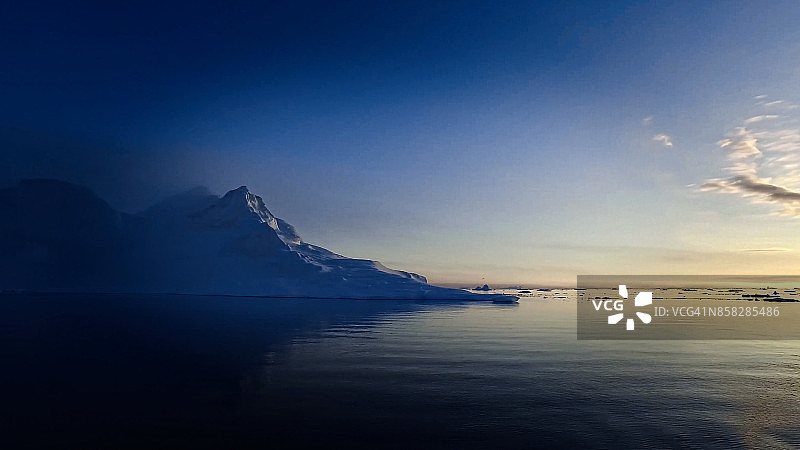 格陵兰岛北冰洋上的冰山图片素材