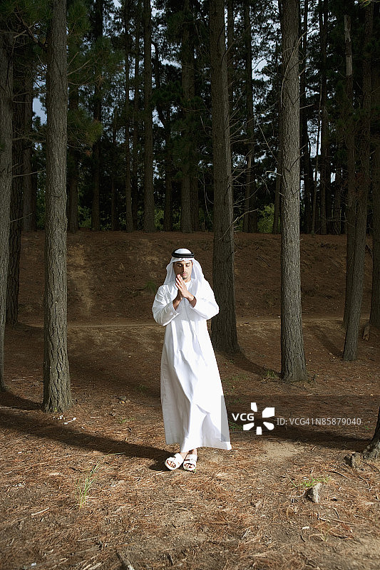 阿拉伯人在森林里祈祷。图片素材