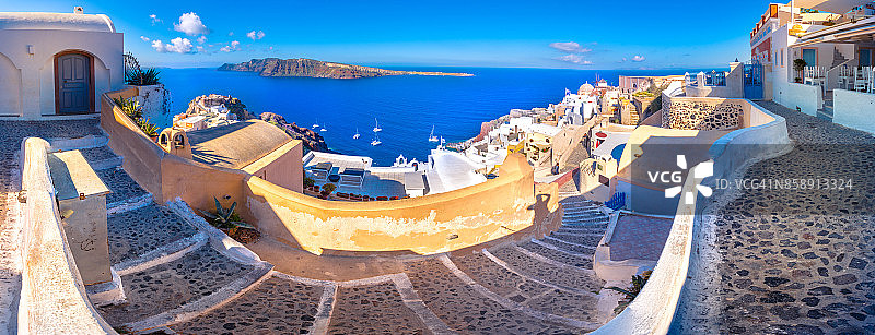 希腊圣托里尼岛的伊亚镇。位于爱琴海火山口的传统和著名的蓝色圆顶房屋和教堂图片素材