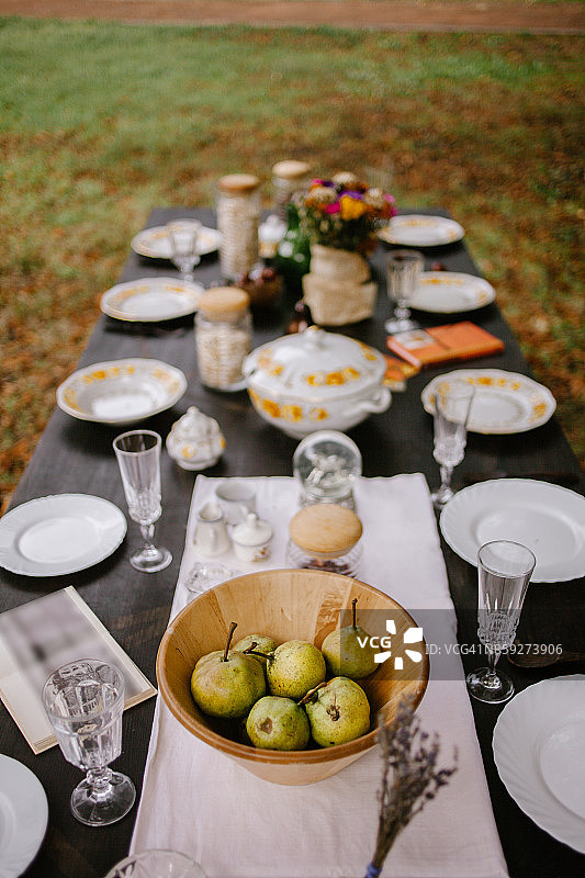 在花园里惬意的秋季野餐图片素材
