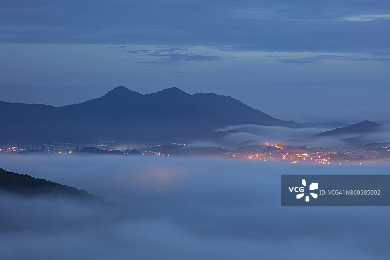 琅浜山和大叻城在夜间的雾图片素材