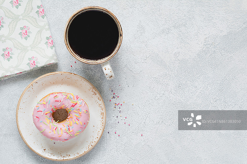 咖啡和甜甜圈的桌面上视图图片素材