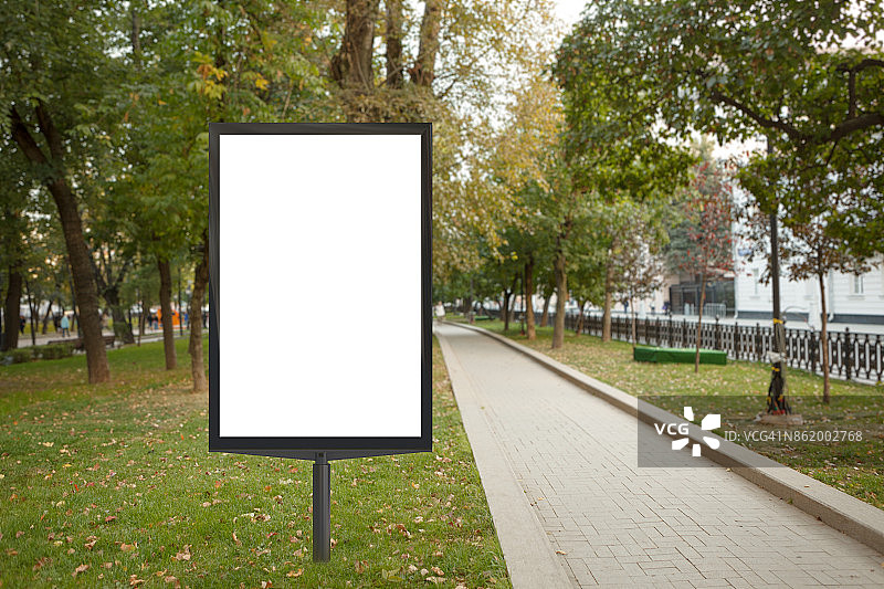 在城市公园的空白街道广告牌海报图片素材