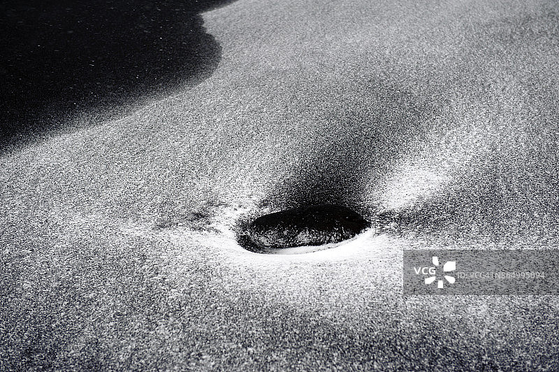 南冰岛维克海滩上的一块石头图片素材