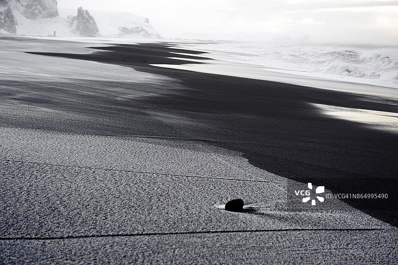 南冰岛维克海滩上的一块石头图片素材