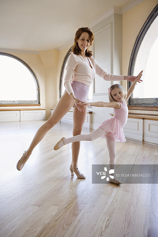 母亲教女儿跳芭蕾图片素材