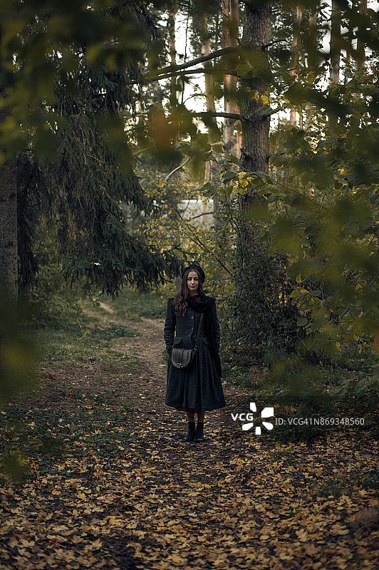 在森林里行走的女人图片素材