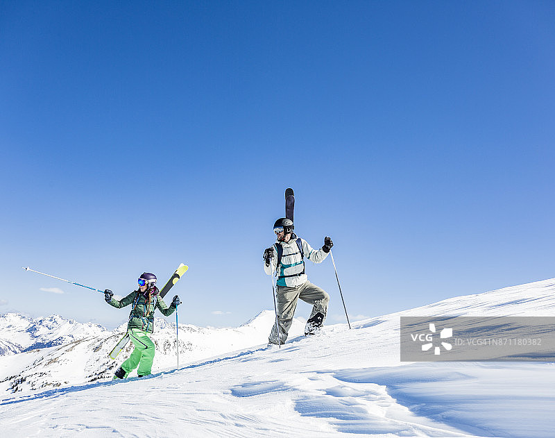 登山的偏远地区滑雪者图片素材