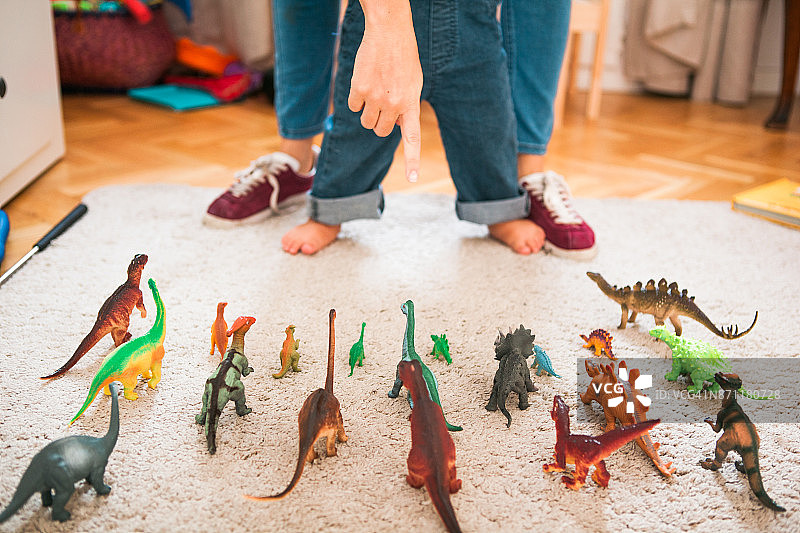 妈妈和儿子带着恐龙玩具图片素材