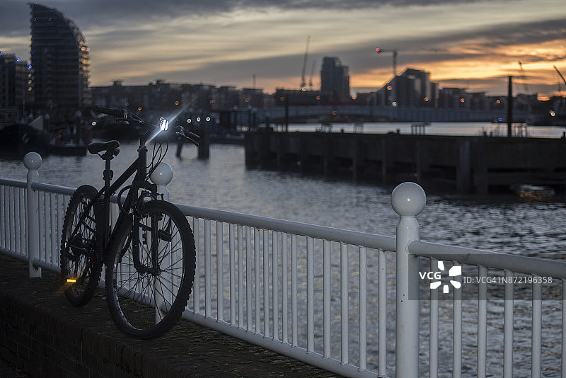 穆迪日落场景:自行车和巴特西河段图片素材