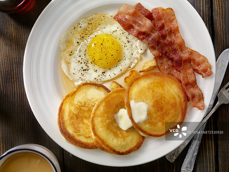 大满贯早餐-煎饼，培根和鸡蛋图片素材