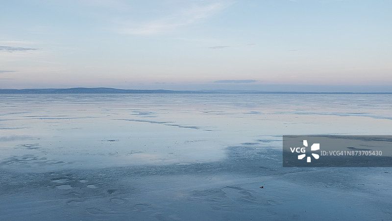 冰冻的巴拉顿湖图片素材
