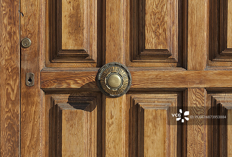 旧木门上的铁把手和锁孔细节图片素材