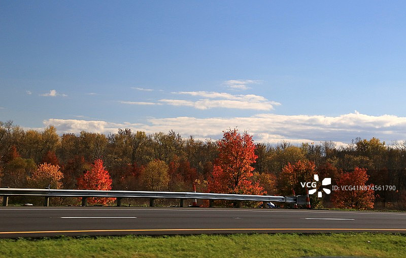 公路经过五颜六色的秋树图片素材