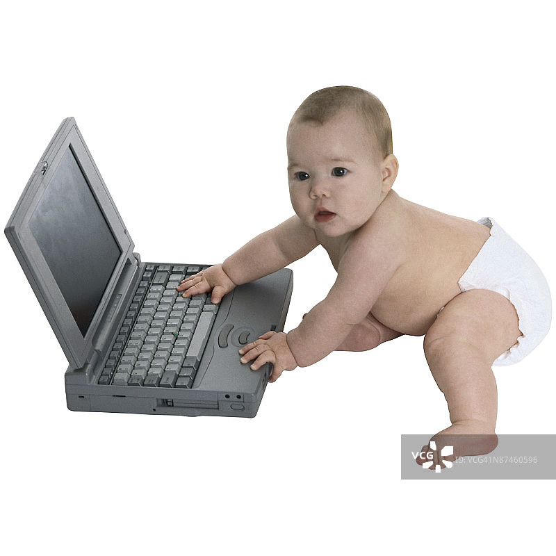宝宝在笔记本电脑上玩图片素材