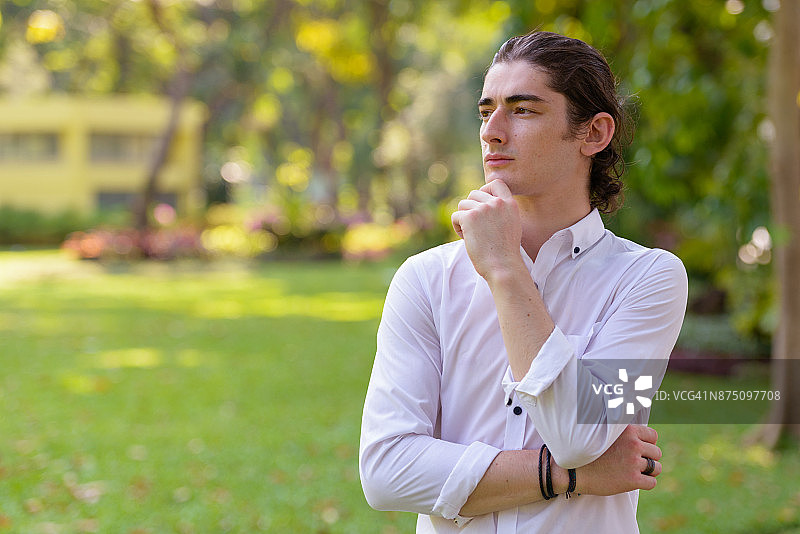 年轻英俊的男子放松在隆皮尼公园在曼谷的城市泰国图片素材