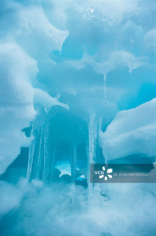 冰柱悬挂在白雪覆盖的洞穴里图片素材