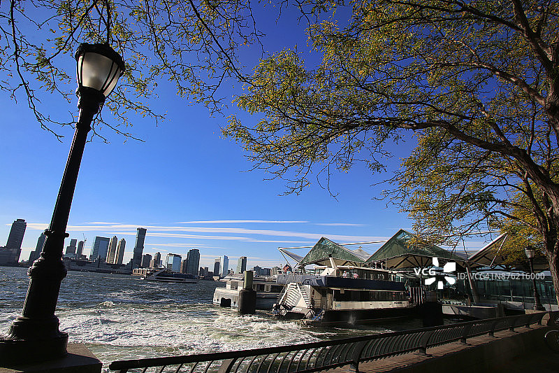 炮台公园城市广场，透过哈德逊河可以看到泽西城的天际线。曼哈顿下城，纽约市图片素材