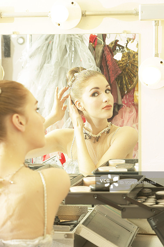 芭蕾舞女演员在镜子前梳妆图片素材