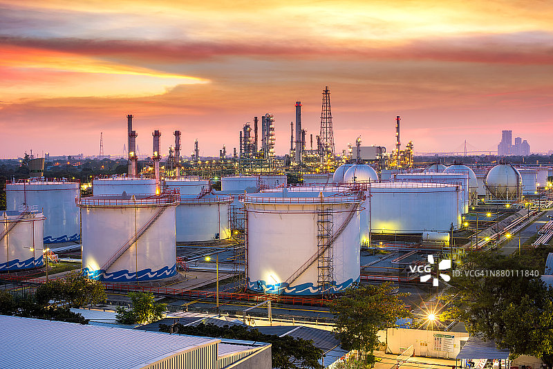 石油天然气工业-炼油厂-黄昏石化厂，石化工业图片素材