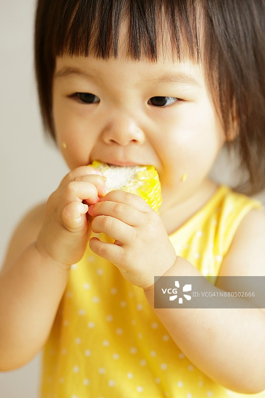 小女孩在吃甜玉米图片素材