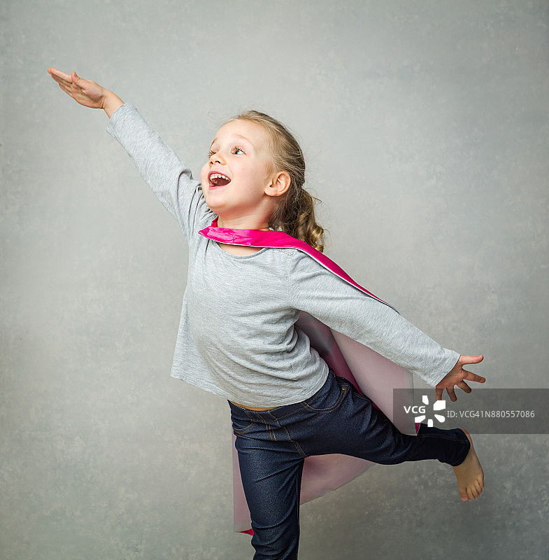 小超级英雄女孩模仿飞的能力图片素材