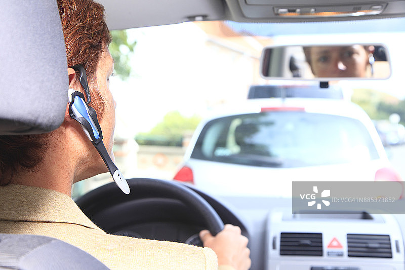 法国开车女人与电话。图片素材