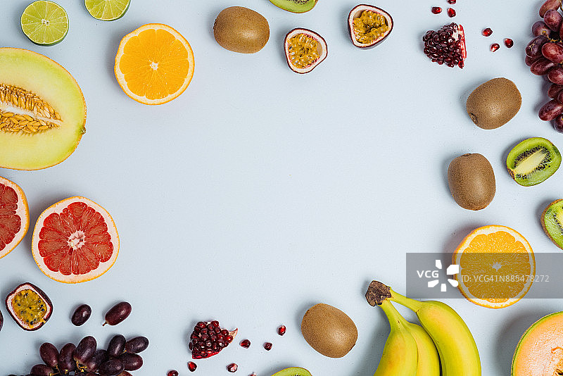 水果平躺在五颜六色的食物背景之上图片素材